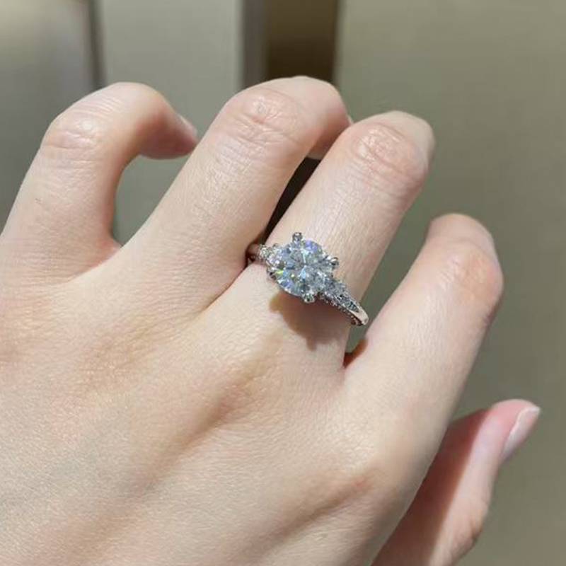 单头女戒S925银镀白金定制选款主石莫桑钻2.0ct/副石高碳钻
